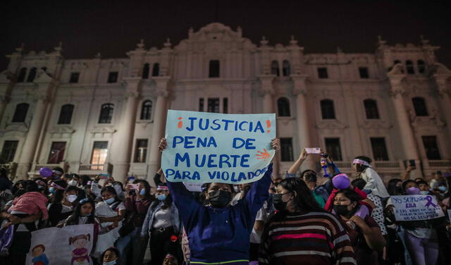 Miles de personas marcharon por el centro de Lima exigiendo cadena perpetua a Juan Antonio Enríquez Garcia autor confeso de la violación a una menor de 3 años. Foto: EFE