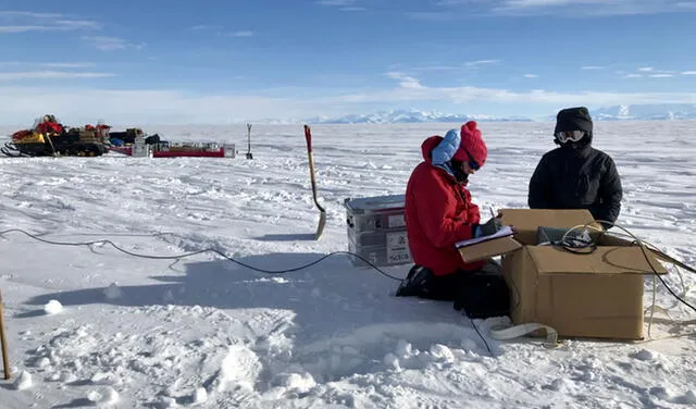Chloe Gustafson y la alpinista Meghan Seifert instalan instrumentos geofísicos para medir el agua subterránea debajo de la Corriente de Hielo Whillans de la Antártida Occidental. Foto: Cayo Kerry / Observatorio de la Tierra Lamont-Doherty