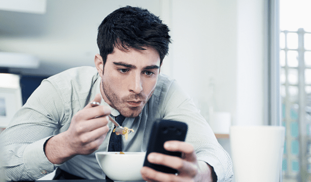 Comer y usar el celular o ver televisión hace que las personas sean menos conscientes de la cantidad de alimentos que ingieren