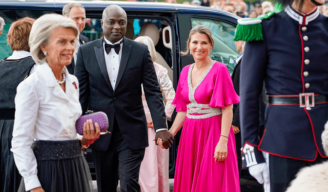 La princesa Marta Luisa (der.) y su prometido Durek Verrett durante una celebración gubernamental en Oslo
