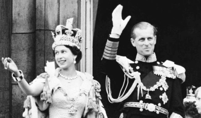 Isabel II del Reino Unido y Felipe de Edimburgo en la ceremonia de coronación que se realizó el 2 de junio de 1953. Foto: AFP