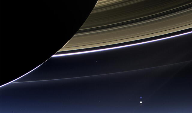 Imagen procesada de cuando la sonda Cassini capturó los anillos de Saturno con la Tierra en el fondo. Foto: NASA / JPL-Caltech / Space Science Institute