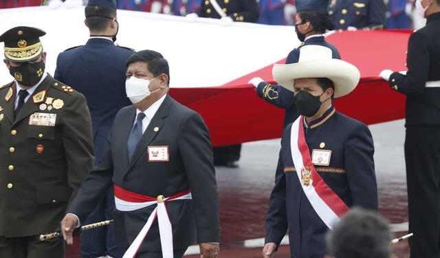 Mandatario Pedro Castillo encabeza ceremonia por el Dia de las Fuerzas Armadas. Foto: Carlos Felix/GLR.