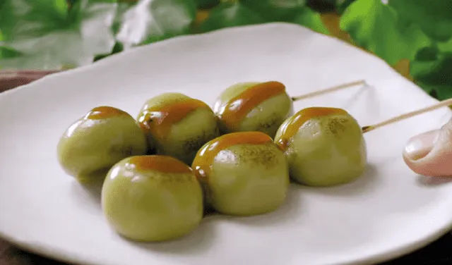 El dango se suele consumir con té verde.