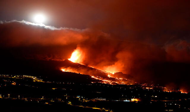 El volcán que surgió en La Palma cuenta desde la noche del lunes 20 de septiembre con una nueva boca eruptiva. Foto: EFE