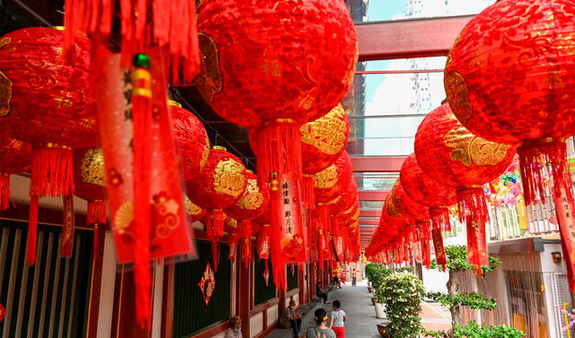 En el Año Nuevo chino, las casas, calles y negocios se decoran con adornos de color rojo. Foto: AFP