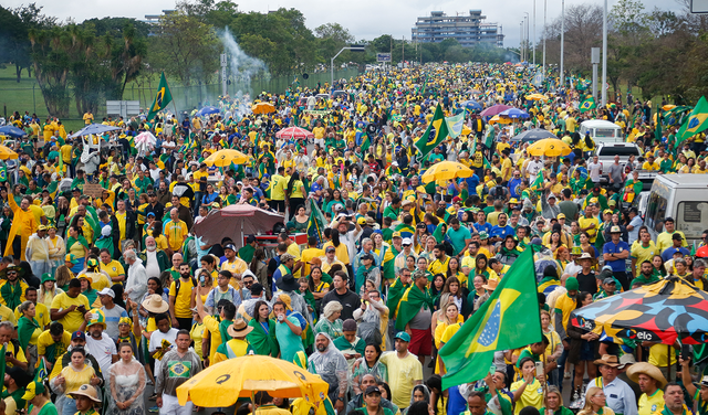 Partidarios de Jair Bolsonaro exigiendo intervención militar tras victoria del presidente electo Luiz Inácio Lula da Silva