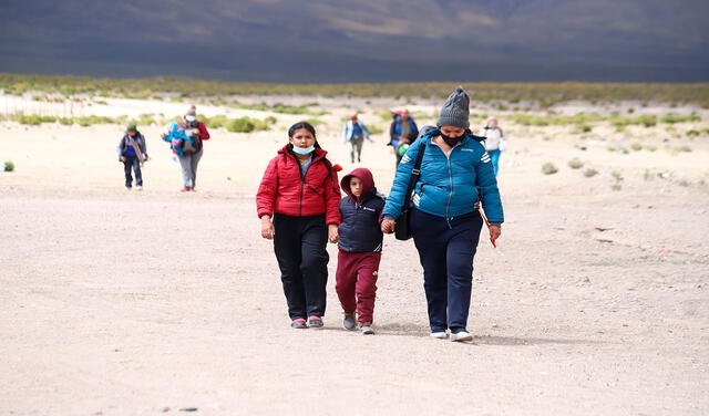 Gran cantidad de infantes también caminan kilómetros en busca de un mejor futuro. Foto: AFP