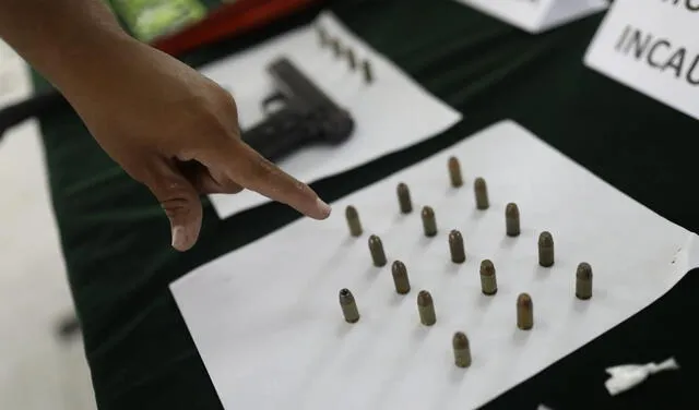 Armas y municiones incautadas durante la intervención. Foto: Aldair Mejia - La República