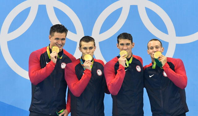 Desde la derecha, Caeleb Dressel de Estados Unidos, Michael Phelps, Ryan Held y Nathan Adrian, celebran después de ganar el oro en el 4x100 metros en Río 2016. Foto: EFE