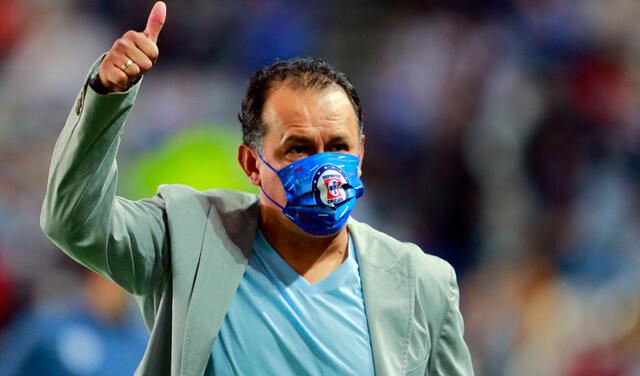Juan Reynoso asume la segunda temporada como entrenador del Cruz Azul. Foto: AFP