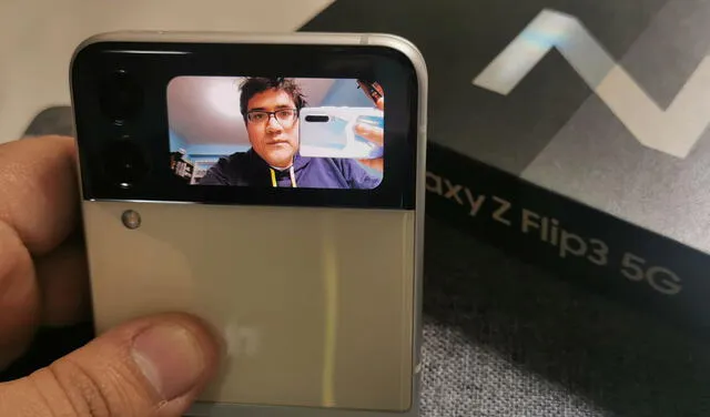 La mini pantalla del Galaxy Z Flip 3 te permite tomarte selfies con la doble cámara principal. Foto: Juan José López / La República