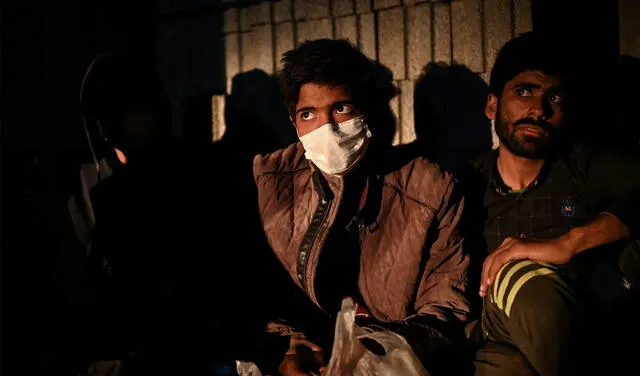 Los migrantes que consiguen atravesar la frontera entre Irán, país vecino de Afganistán, y Turquía se esconden de día y caminan de noche hacia Estambul u otras ciudades. Foto: OZAN KOSE - AFP