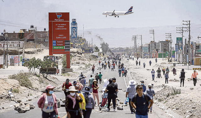 Arequipa. Activistas bloquearon la vía que va hacia Puno. La policía tuvo que multiplicarse ante estas acciones.