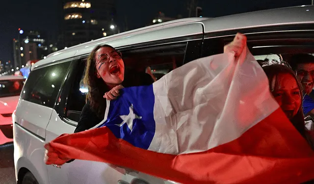 Cientos de chilenos salieron a las calles a celebrar la victoria del rechazo. Foto: AFP
