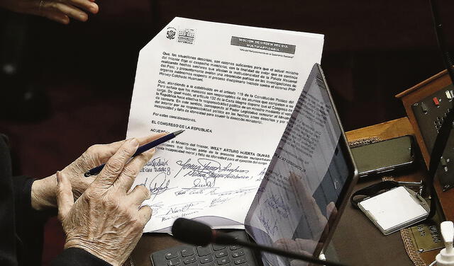 Siguiente. Ayer ya pedían firmas para censurar a Huerta. Foto: Antonio Melgarejo/La República