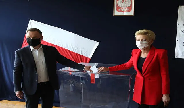 Duda en la ciudad de Cracovia mientras votaba el 12 de julio junto a su esposa, Agatha. Foto: AFP