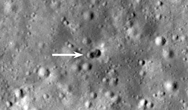 Imagen ampliada del cráter doble ocasionado por el impacto del objeto el 4 de marzo de 2022. Foto: NASA