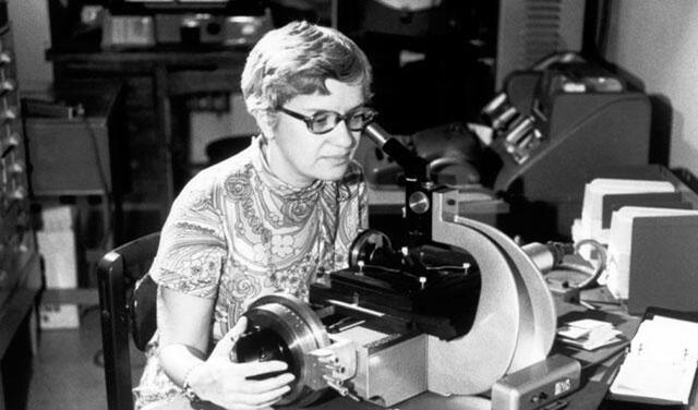Vera Rubin obtuvo varios premios importantes en su carrera como la Medalla de Oro de la Real Sociedad Astronómica  | Foto: Carnegie Institution for Science (California)