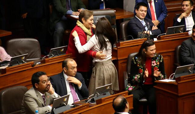 Abrazo de Luz Salgado y Marisa Galve cuando se aprobó la paridad progresiva. Foto: La República.