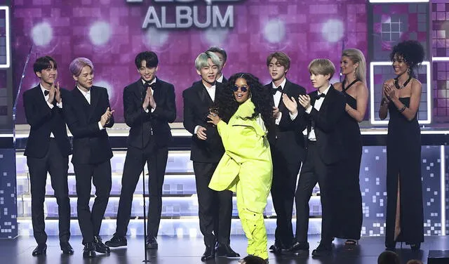 BTS entrega el Grammy a Mejor álbum R&B a H.E.R. Foto: AFP