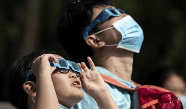 Para contemplar un eclipse solar de forma segura se requiere seguir ciertas recomendaciones. Foto: AFP