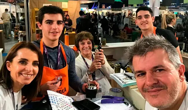 Periodistas empezaron vendiendo aceite de oliva a amigos y ahora abastecen a 1000 comercios