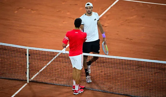 Novak Djokovic y Matteo Berrettini se enfrentaron este año en el Roland Garros. Foto: AFP