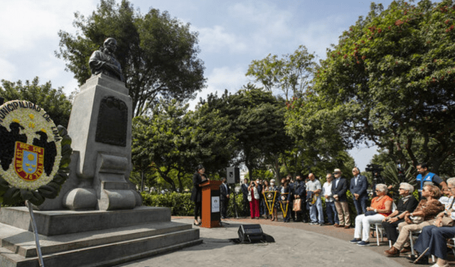 Juana Alarco cuenta con un monumento que rinde homenaje a su dedicada labor en beneficio de los más pequeños del Perú. Foto: Municipalidad de Lima