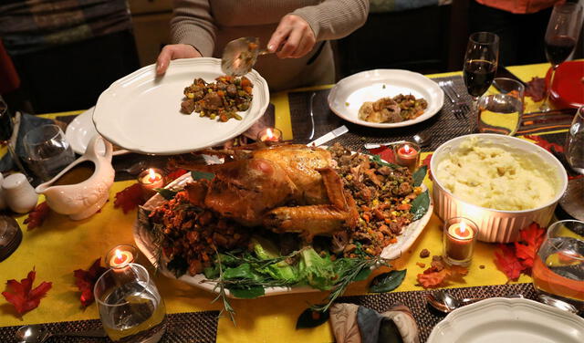 La cena de Acción de Gracias incluye platillos como el pavo relleno y el puré de papas. Foto: AFP
