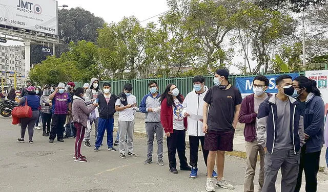 Puntuales. Los jóvenes de 18 años acuden masivamente a los vacunatorios de Lima y Callao. Foto: URPI-GLR