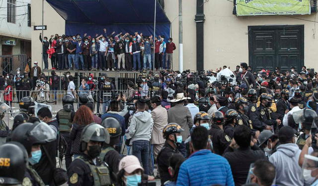 Registran aglomeraciones en la Plaza de Armas de Chota debido al debate presidencial. Foto: Aldair Mejía / La República