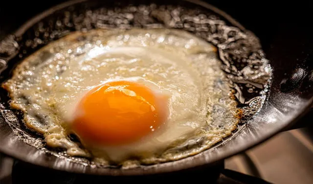 Para una yema sabrosa y líquida, el huevo deberá tener la cantidad ideal de aceite. Foto: Alton Brown