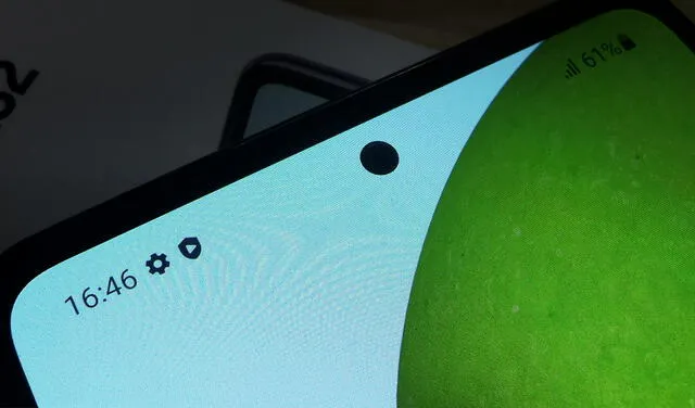 Cámara frontal de 32 megapíxeles del Galaxy A52 de Samsung. Foto: Juan José López