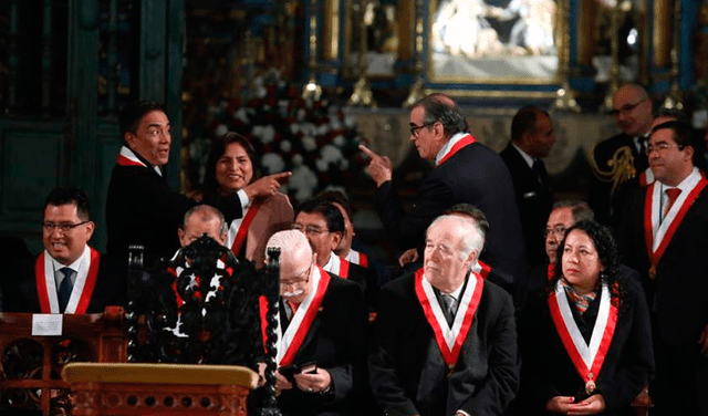 Pedro Olaechea saludando a sus colegas. Foto: Renato Pajuelo / La República.