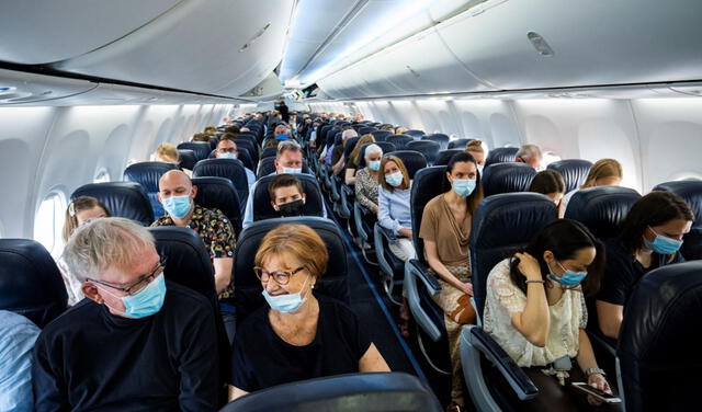 Hombre se negó a cederle su lugar en el avión a una mujer que exigía poder sentarse junto a su hija