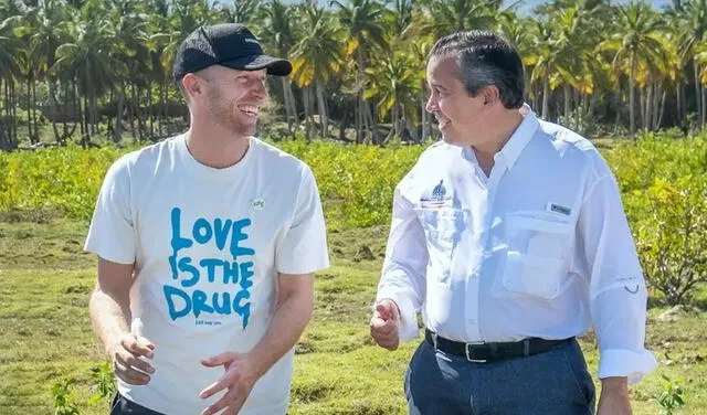 Chris Martin al lado del ministro del ambiente de República Dominicana.