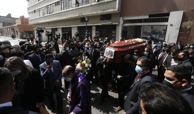 A la mañana, los restos fueron trasladados al Centro de Lima. Hubieron videocámaras expectantes y flores conmemorativas. Foto: Marco Cotrina.