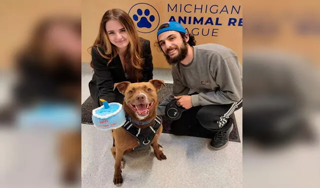 Facebook viral: perro posa feliz en su primera foto con su nueva familia al ser adoptado después de 279 días