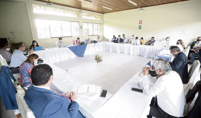 Trabajo. Ministros y gobernadores desarrollaron cuatro mesas temáticas en el Gore Ejecutivo. Foto: PCM