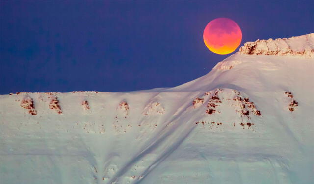 Superluna de sangre del 31 de enero de 2018 en las montañas de Svalbard, Noruega. Se espera que esta vez también se aprecie al satélite con un color rojizo. Foto: AFP