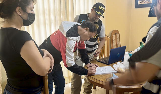 En la lista. El jefe de la Región Policial Tacna, Manuel Rivera López, firma acta de detención. Foto: difusión