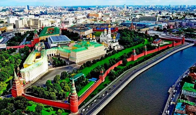 El Kremlin incluye en su interior palacios, iglesias y jardines. Foto: Miki Sivan / Youtube