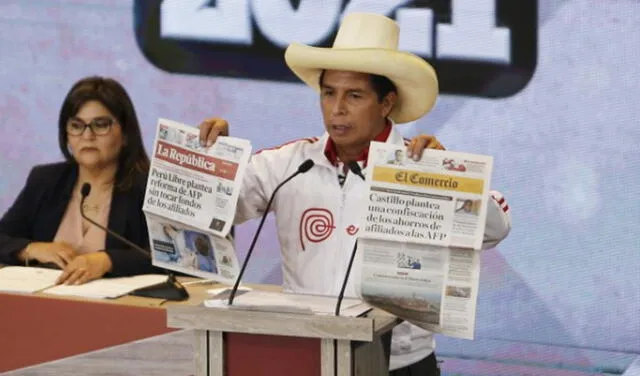 Pedro Castillo comparó las portadas de La República y de otro diario local. Foto: Oswald Charca/La República