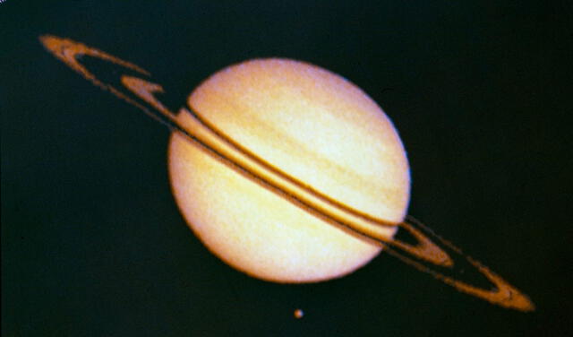 Fotografía de Saturno y sus anillos tomada por la sonda espacial Pioneer 11, una de las primeras sondas de la NASA. Foto: NASA Ames