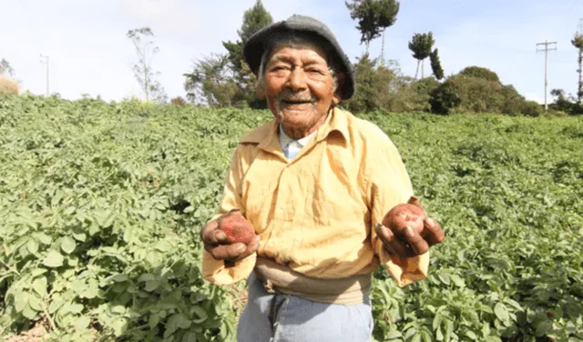 Marcelino Abad se alimenta principalmente de lo que cosecha en el lugar donde vive.