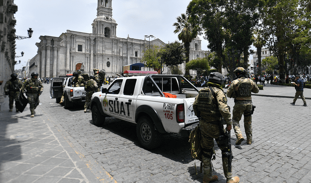 Militares patrullan las calles en Arequipa tras la declaratoria de emergencia nacional