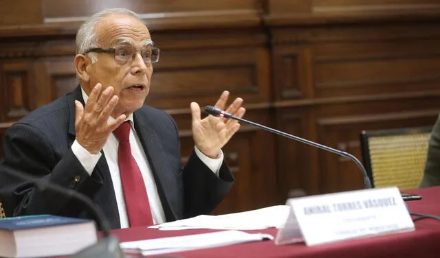 El primer ministro, Aníbal Torres, se presentó este marte en la Comisión de Constitución para exponer el proyecto de la asamblea constituyente. Foto: Congreso.