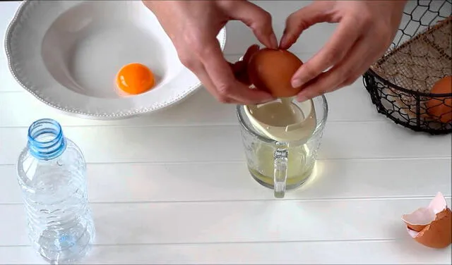La clara de huevo fortalece los folículos pilosos. Foto: Ana SenyFoto / YouTube