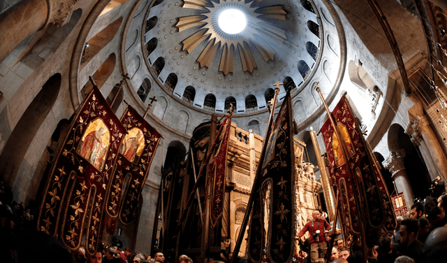 La tumba de Jesús es visitada por diferentes fieles todos los años para observar y orar cerca a este lugar considerado sagrado. Foto: AFP